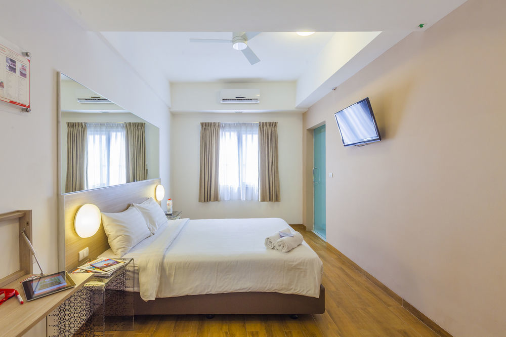 Monoloog Hotel Бекасі Екстер'єр фото