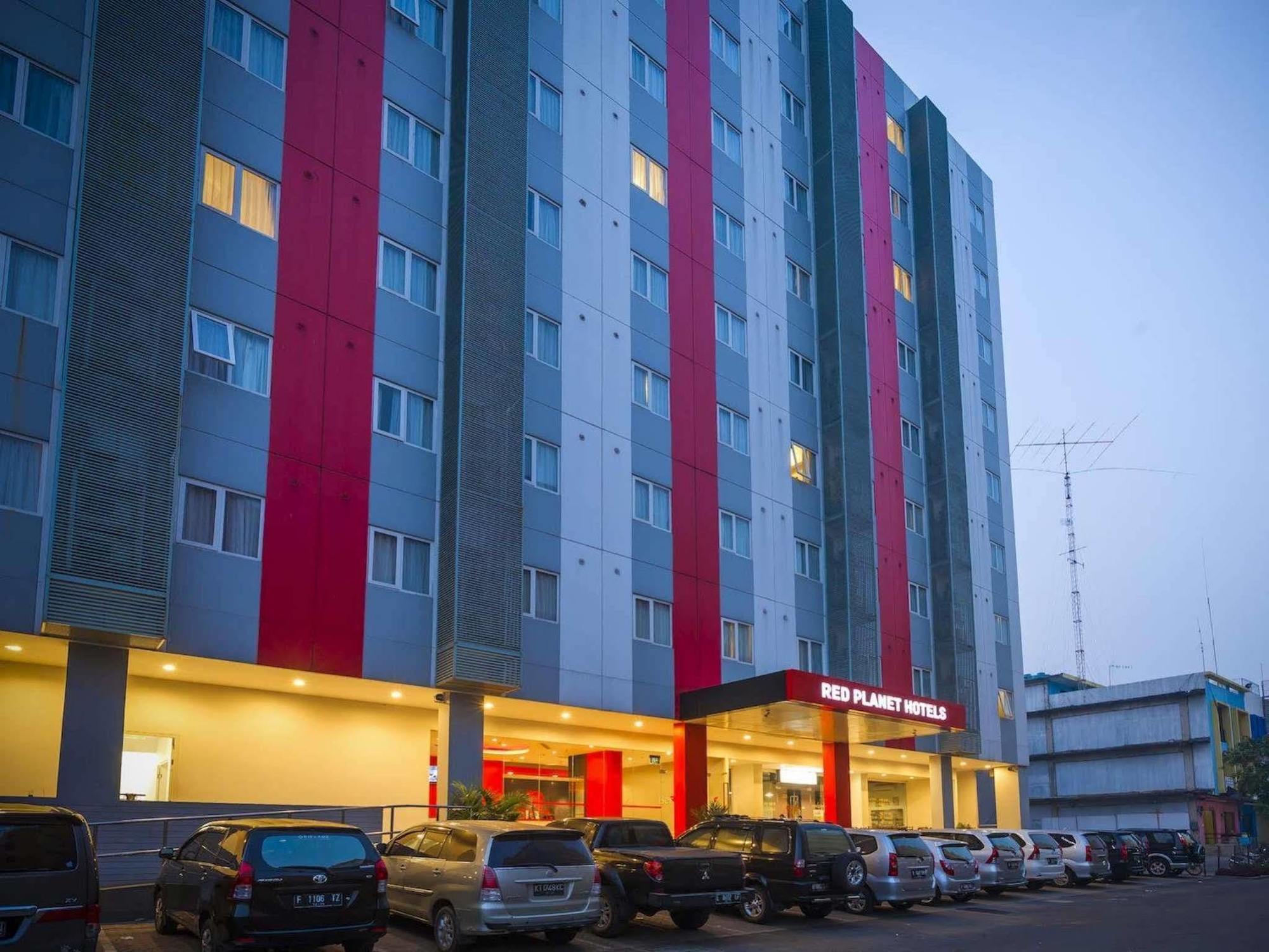 Monoloog Hotel Бекасі Екстер'єр фото