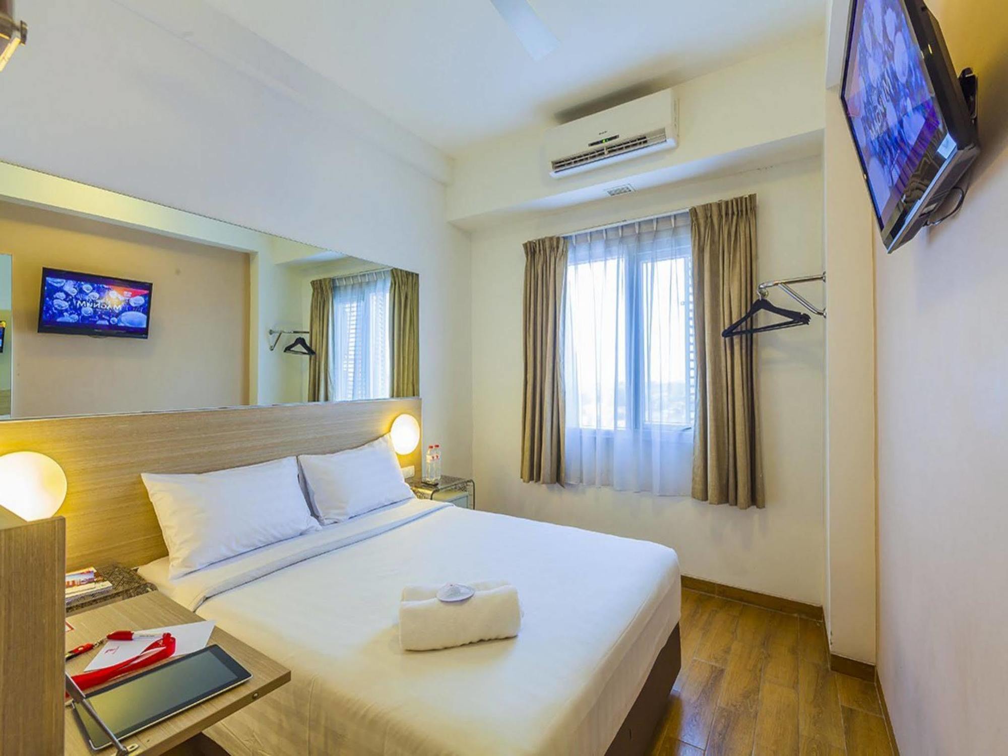 Monoloog Hotel Бекасі Екстер'єр фото